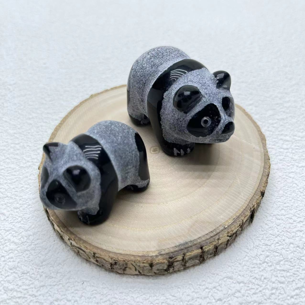 Panda-Schnitzerei aus Obsidian, 2er-Set, einer groß und einer klein