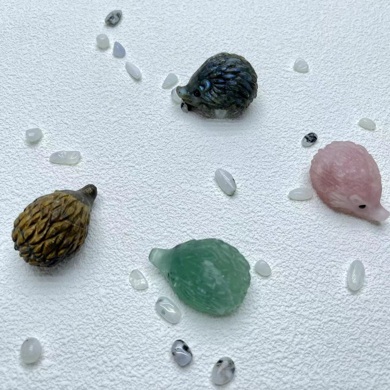 Igel-Schnitzerei, Labradorit, Grüner Fluorit, Traum-Amethyst, 2er-Set