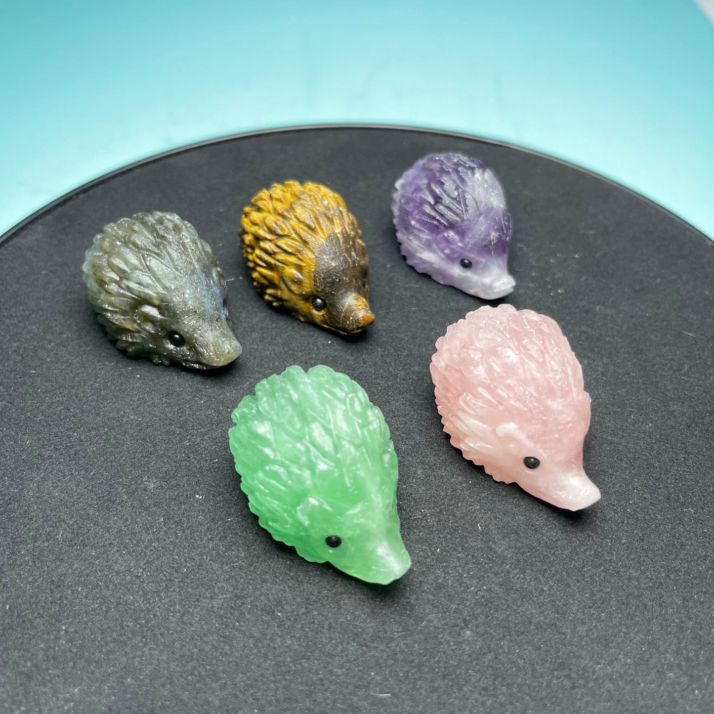 Igel-Schnitzerei, Labradorit, Grüner Fluorit, Traum-Amethyst, 2er-Set