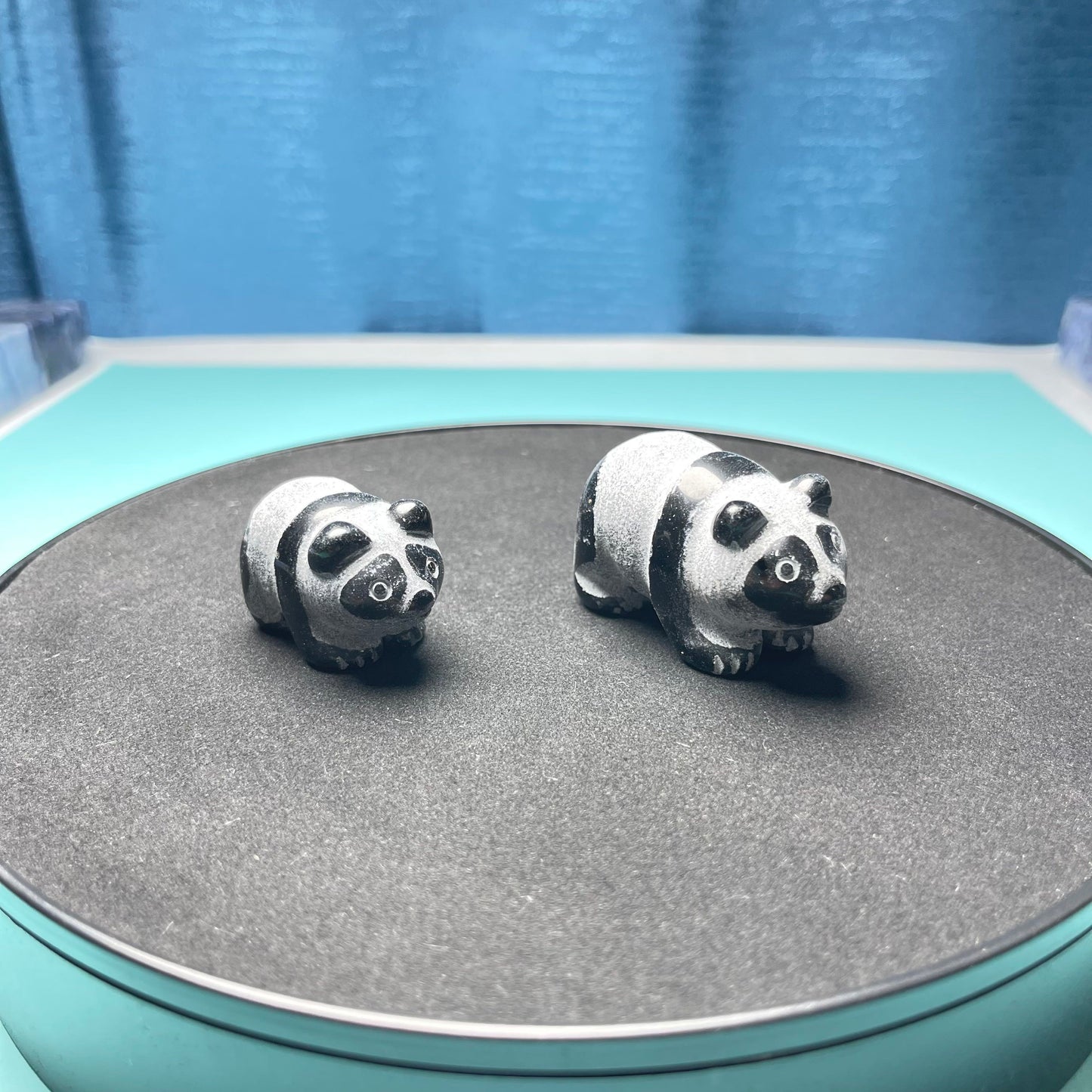 Panda-Schnitzerei aus Obsidian, 2er-Set, einer groß und einer klein